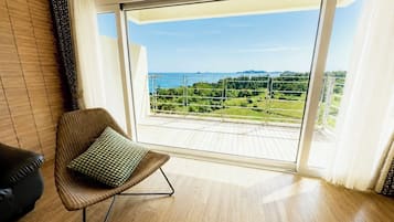 Luxury Suite, 2 Bedrooms, Hot Tub, Ocean View | Ruang tamu | 41 inci televisyen LCD dengan kabel, TV, lantai dipanaskan