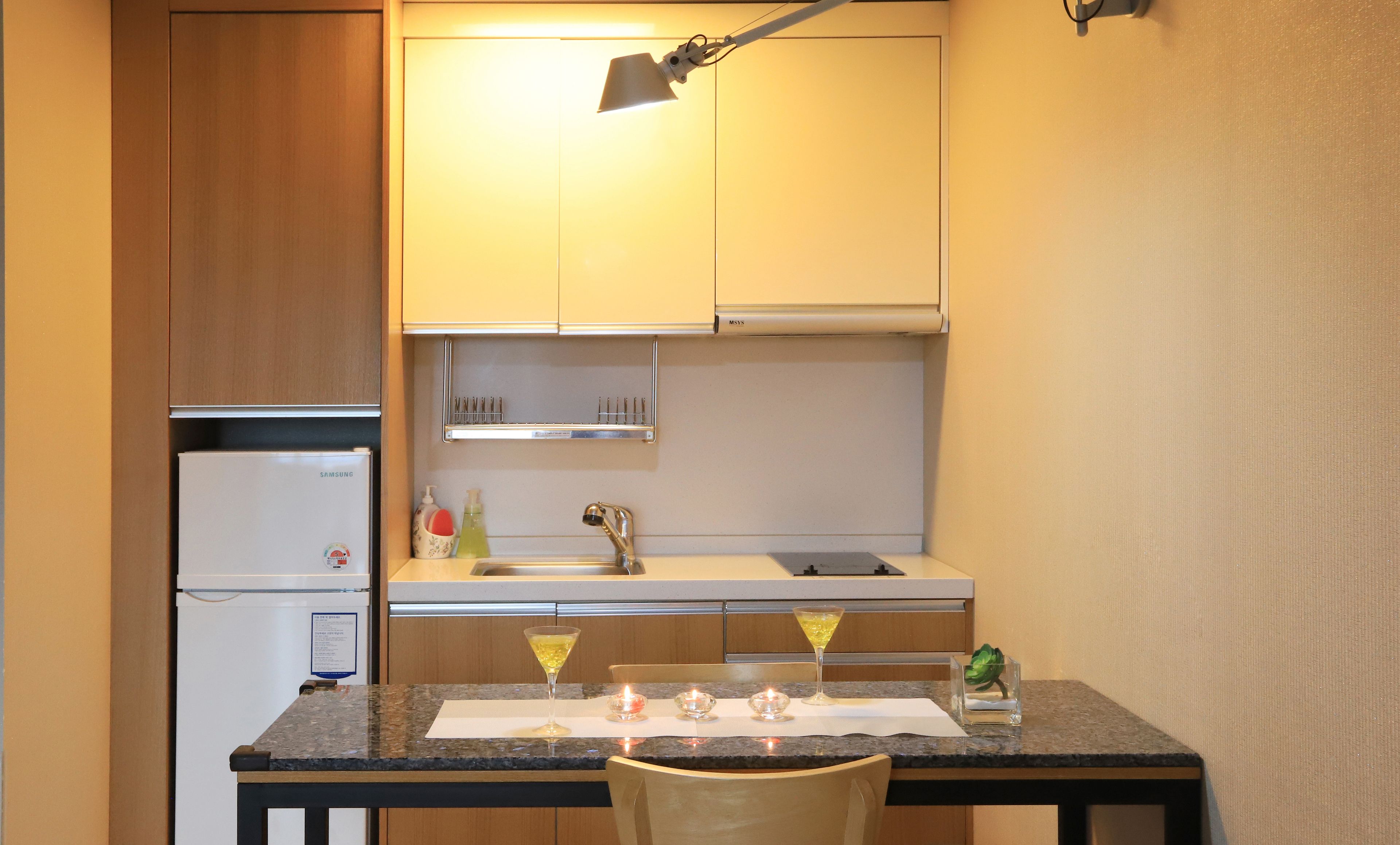 deluxe twin room | private kitchen | fridge, microwave, stovetop, coffee/tea maker