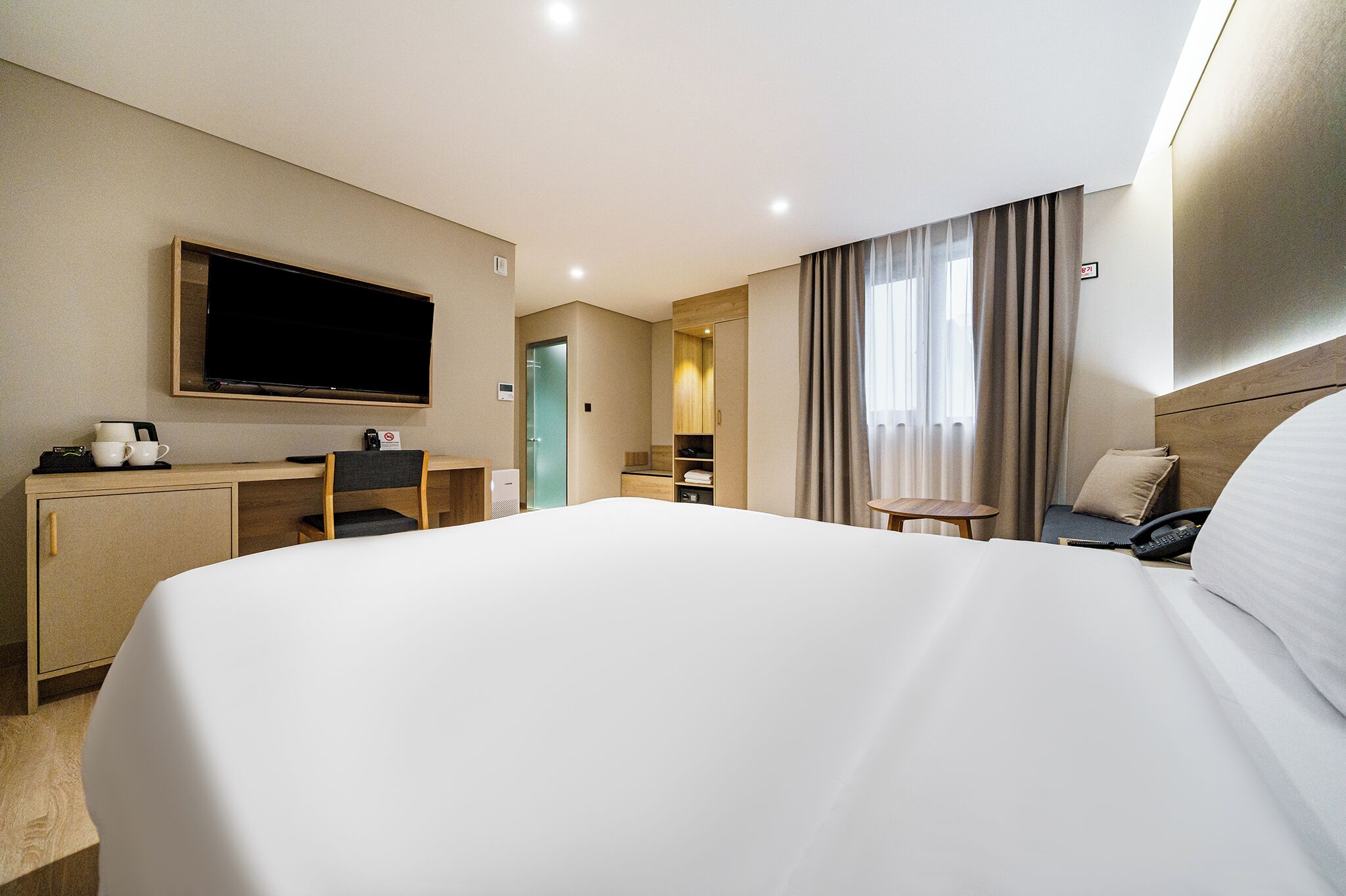 Premium bedding, down comforters, in-room safe, desk