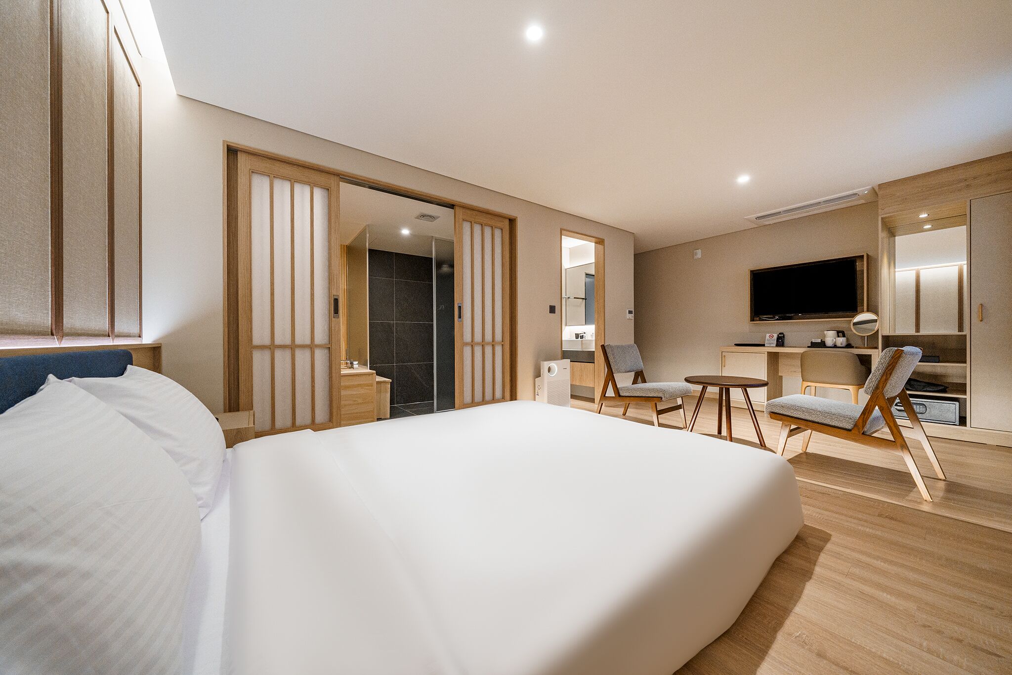 Deluxe Hinoki bath Double - Free Breakfast for 2 (Rice Noodle) Room is larger than most in Busan | Living area | 43-inch flat-screen TV with digital channels, TV, Netflix