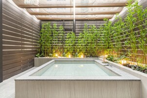 Habitación Premier doble, terraza (Free Breakfast for 2 : Rice Noodle) | Baño | Artículos de higiene personal de diseño, secador de pelo y albornoces
