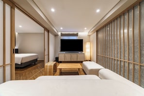Royal Pool Suite B - Free Breakfast for 2 (Rice Noodle) | Área de estar | TV de tela plana 43 polegadas com canais digitais, TV, Netflix