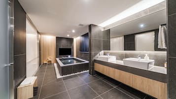 Royal Pool Suite B - Free Breakfast for 2 (Rice Noodle) | Bathroom | Designer toiletries, hair dryer, bathrobes, slippers