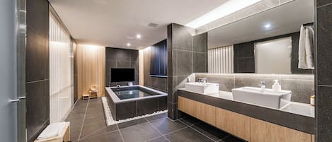 Royal Pool Suite B - Free Breakfast for 2 (Rice Noodle) | Banheiro | Produtos de toalete de grife, secador de cabelo, roupões de banho