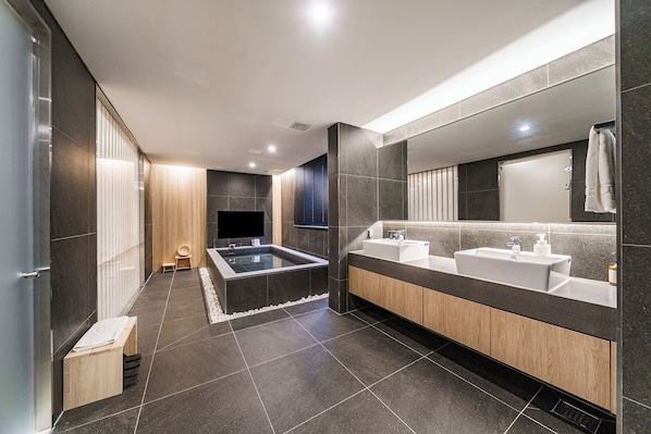 Royal Pool Suite B - Free Breakfast for 2 (Rice Noodle) | Bathroom