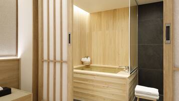 Deluxe Hinoki bath Double - Free Breakfast for 2 (Rice Noodle) Room is larger than most in Busan | Bộ đồ giường cao cấp, chăn bông, két bảo mật tại phòng, bàn