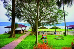 Living area - Pandu Lakeside Hotel Tuktuk (Samosir)
