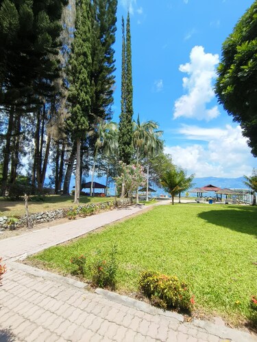 Pandu Lakeside Hotel Tuktuk