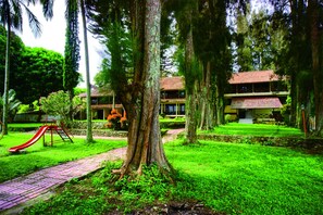 View from property - Pandu Lakeside Hotel Tuktuk (Samosir)
