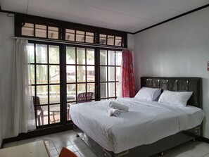 Standard Double Room | Free WiFi, bed sheets - Pandu Lakeside Hotel Tuktuk (Samosir)