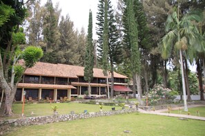 Exterior - Pandu Lakeside Hotel Tuktuk (Samosir)