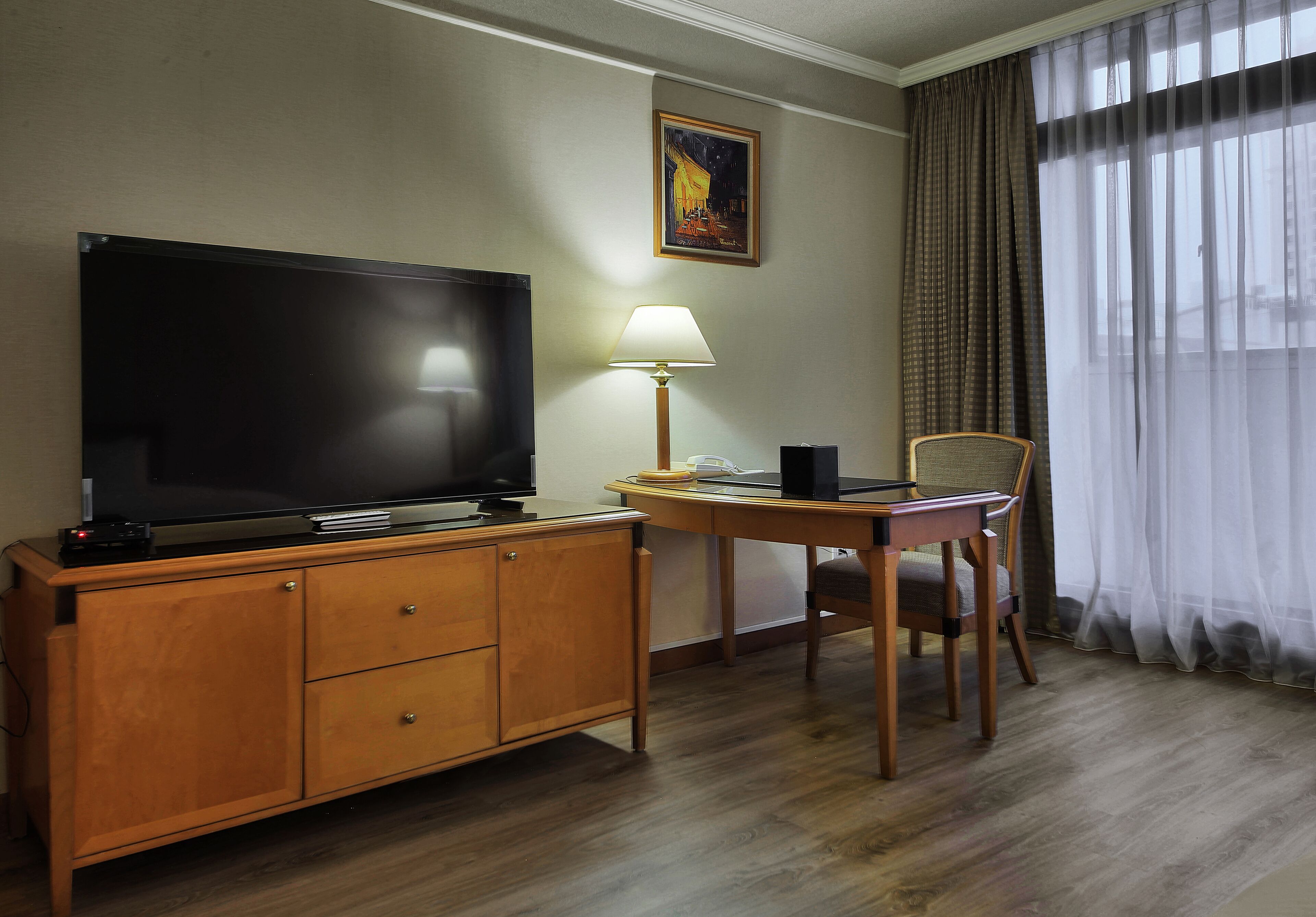 deluxe twin room | down duvets, in-room safe, desk, blackout curtains