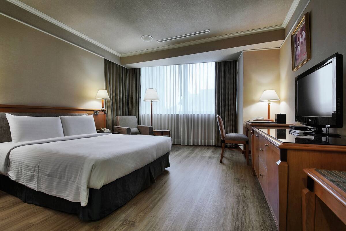Down comforters, in-room safe, desk, blackout drapes