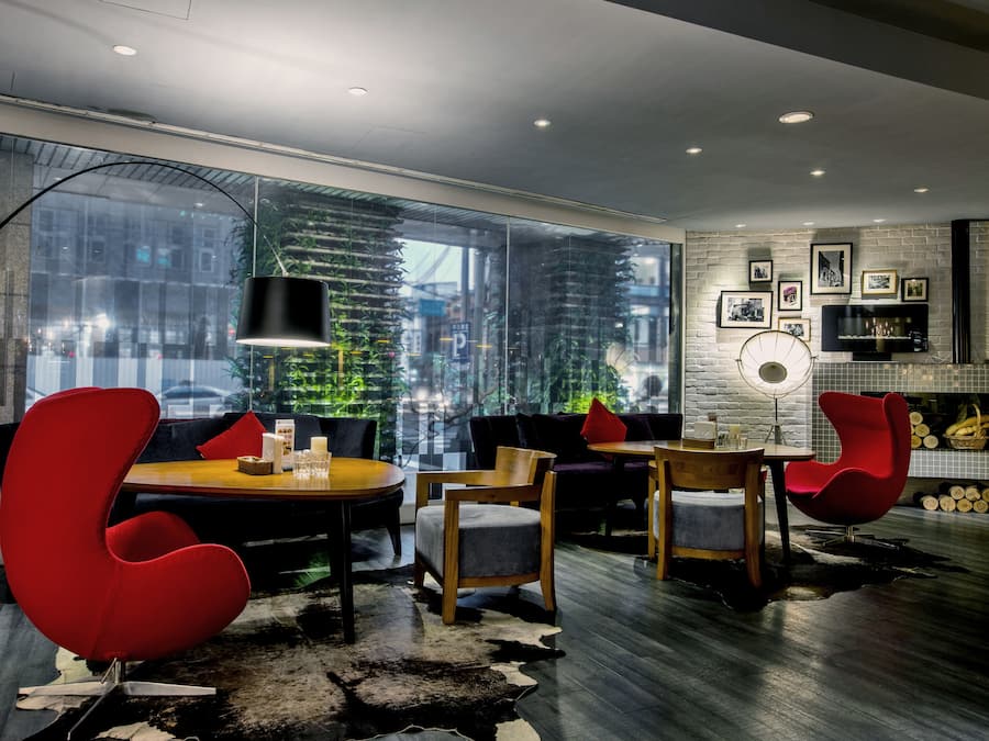 2 restaurants, breakfast served