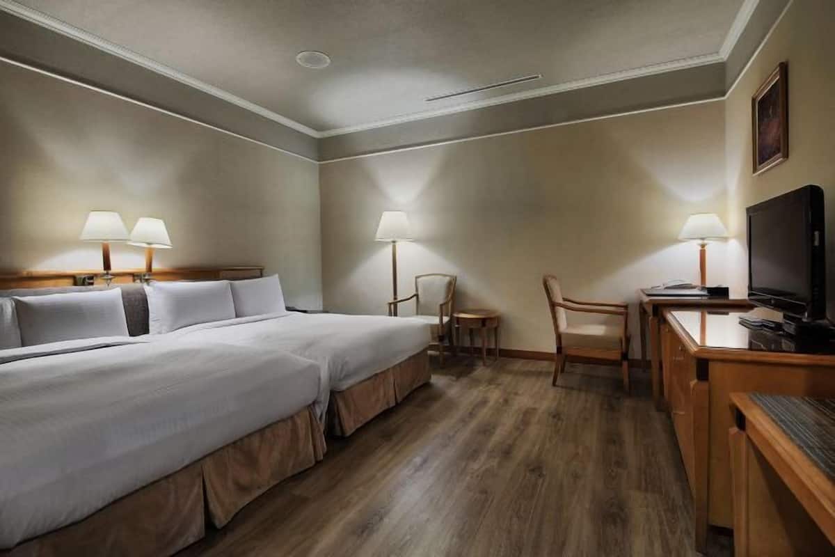 Down duvets, in-room safe, desk, blackout curtains