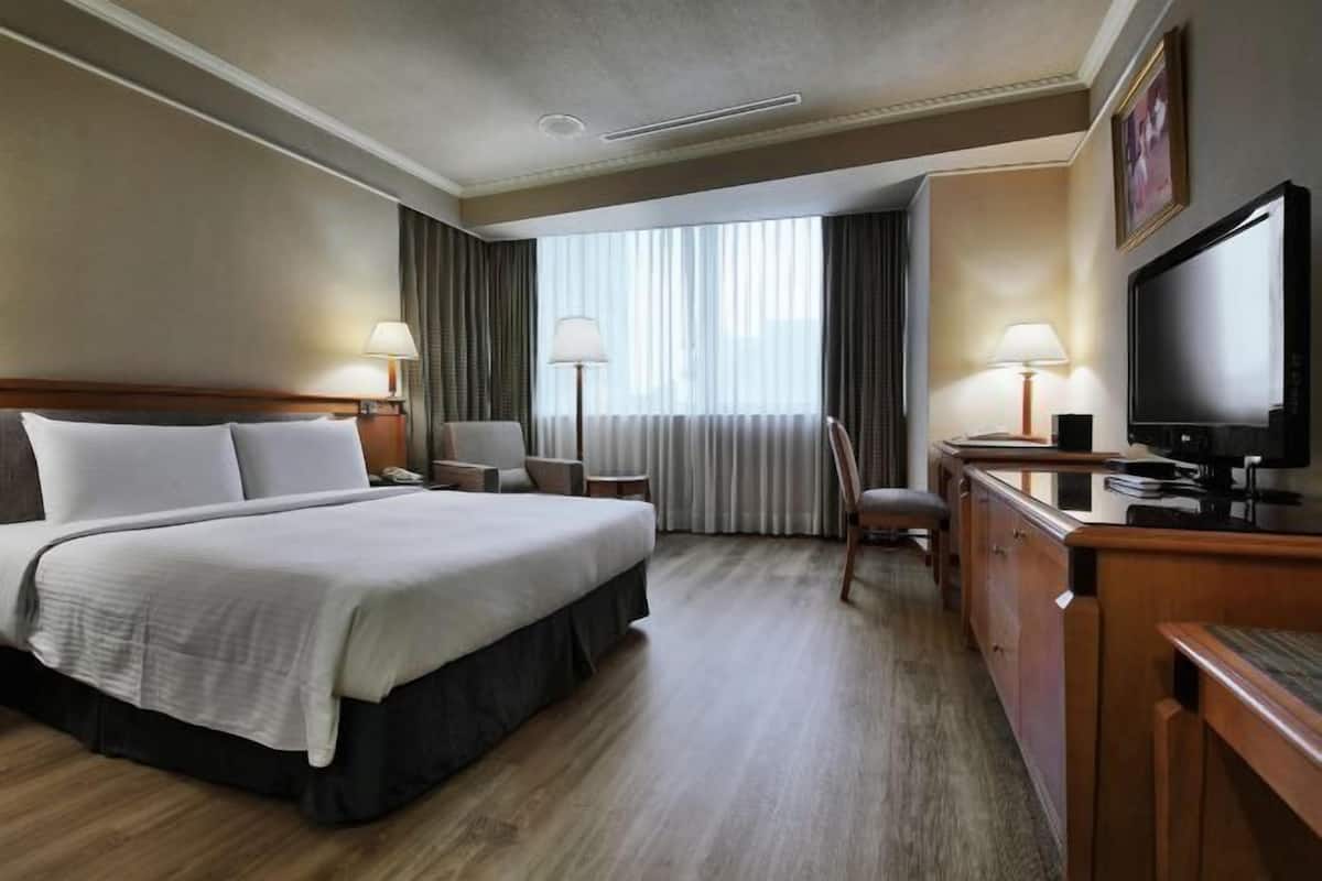 Down duvets, in-room safe, desk, blackout curtains