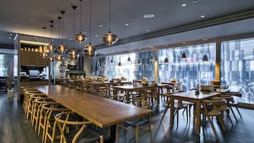 2 restaurants; breakfast, lunch, and dinner served
