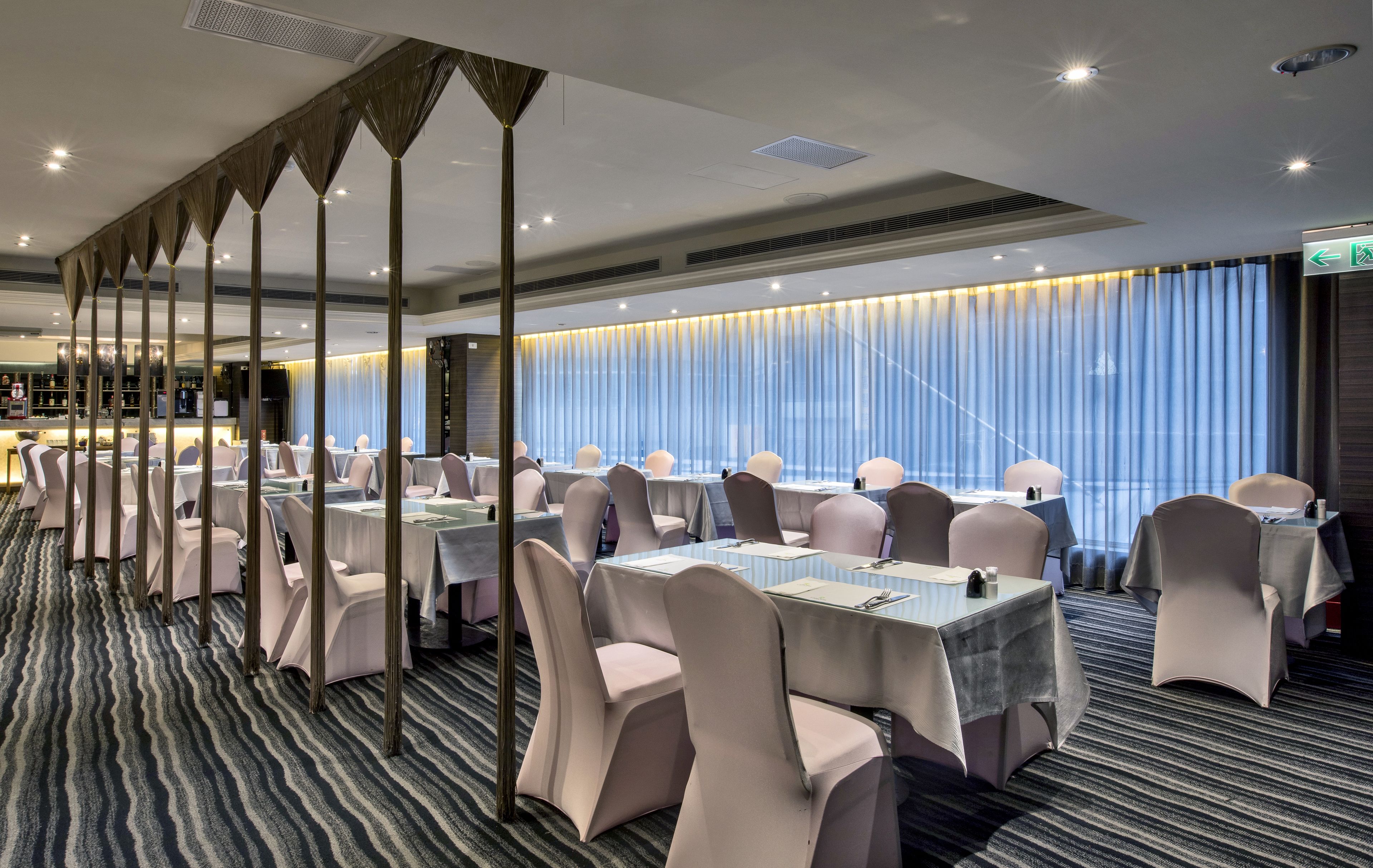 2 restaurants, breakfast served