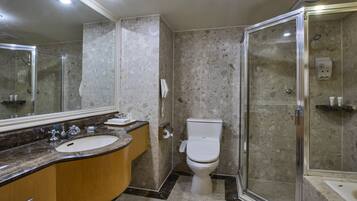 Baignoire et douche séparées, articles de toilette gratuits