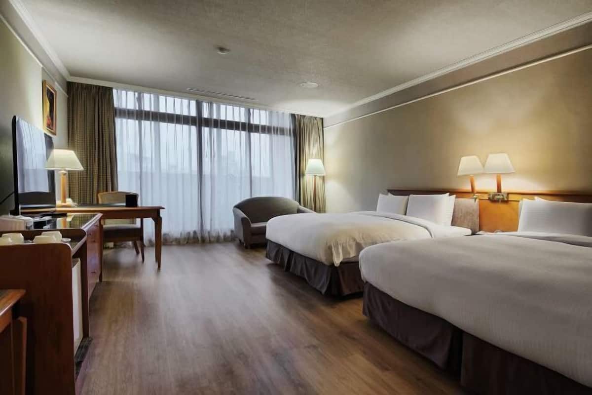 Down comforters, in-room safe, desk, blackout drapes