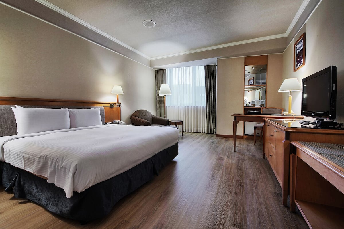 Down comforters, in-room safe, desk, blackout drapes