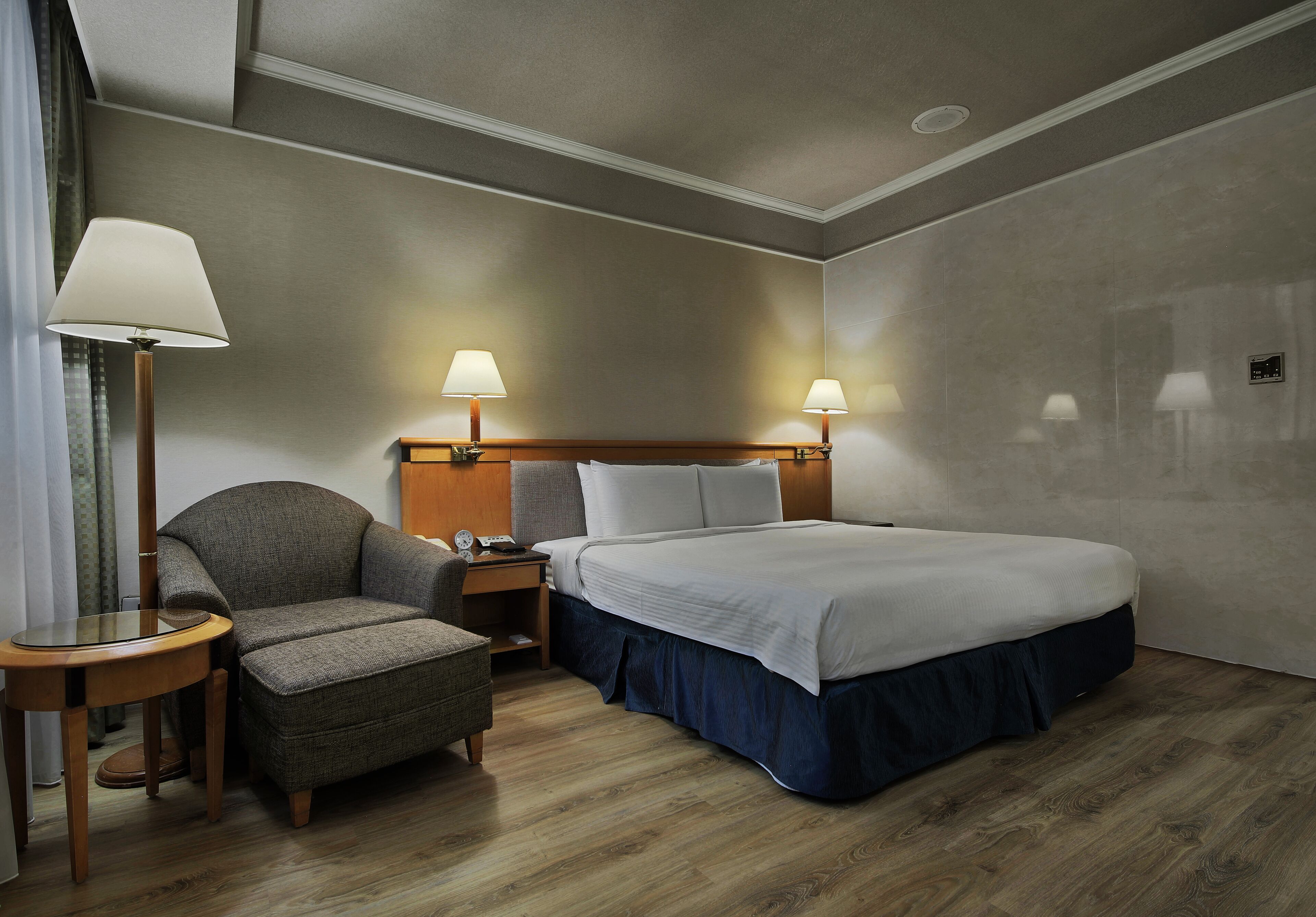 executive queen room (please read special check-in instruction before booking) | down duvets, in-room safe, desk, blackout curtains