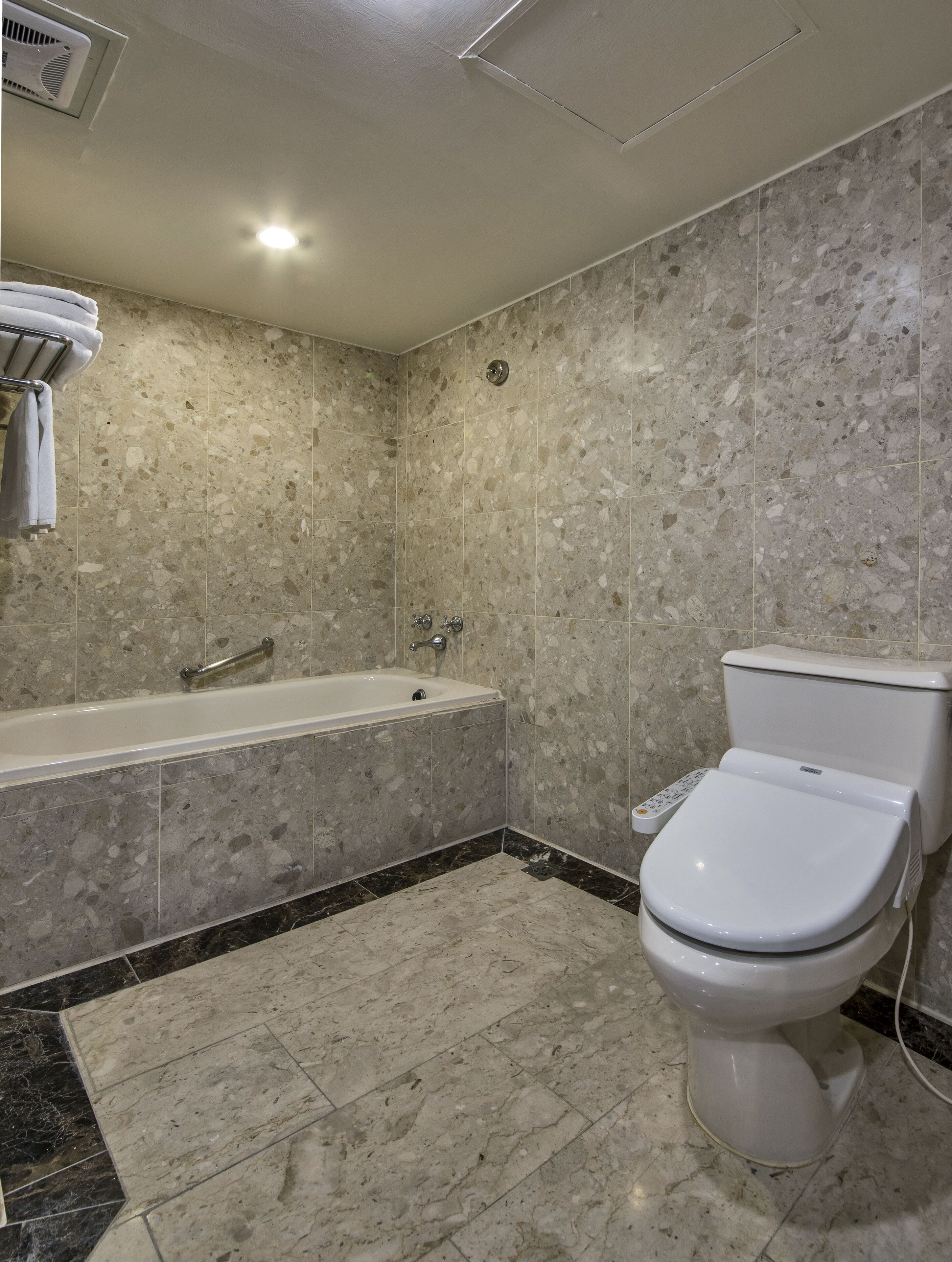 deluxe twin room | bathroom | separate bathtub and shower, free toiletries, hair dryer, slippers