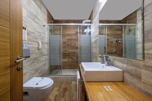Standard Room, 1 Katil Kelamin (Double), City View | Bilik Mandi | Pengering rambut, selipar, tuala disediakan, sabun 