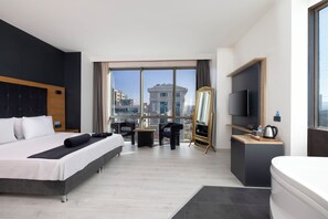 Premium Room | Egyptian cotton sheets, premium bedding, minibar, in-room safe