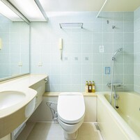 Un baño con inodoro, lavamanos y bañera.
