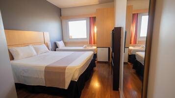 Standard Room, 1 Double Bed | Minibar, desk, soundproofing, free cribs/infant beds