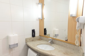 Habitación estándar, 2 camas individuales | Baño | Amenidades de baño ecológicas, secadora de cabello, bidet, toallas