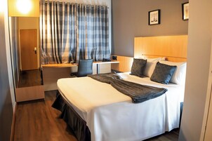 Minibar, skrivbord, ljudisolering och gratis barnsängar
