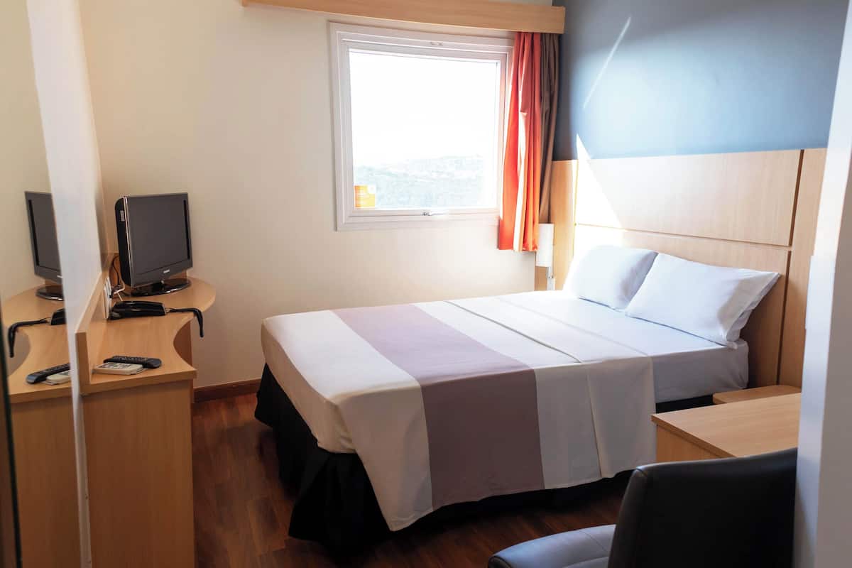 Minibar, desk, soundproofing, free cots/infant beds