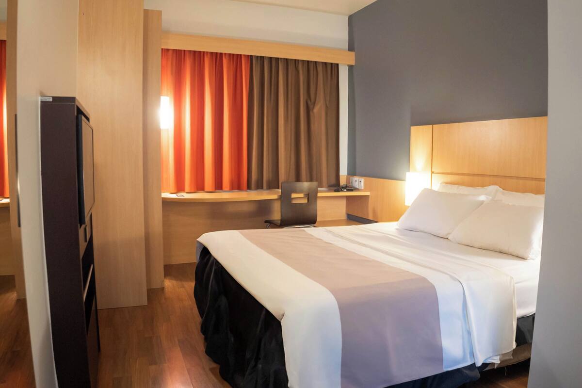 Standard Room, 1 Double Bed | Minibar, desk, soundproofing, free cots/infant beds