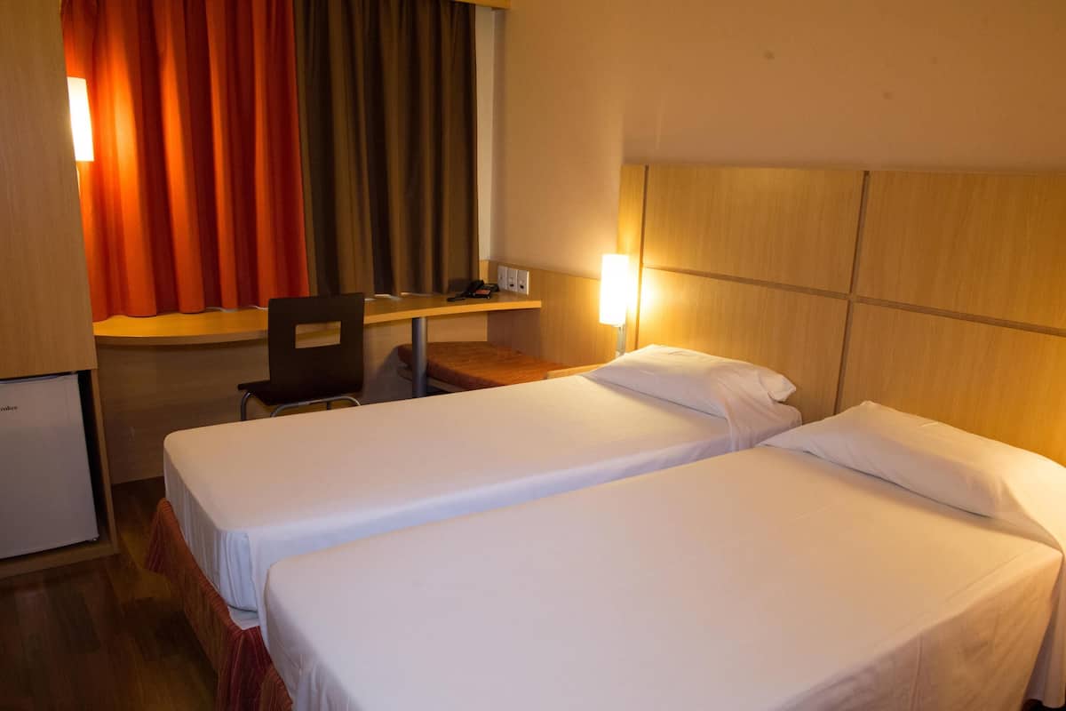 Standard Room, 2 Single Beds | Minibar, desk, soundproofing, free cots/infant beds