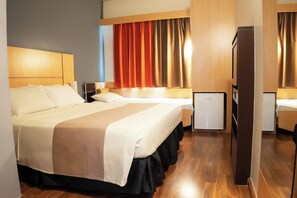 A hotel room with two beds, a desk, a TV, and a wardrobe. - ibis Contagem Ceasa (Contagem)