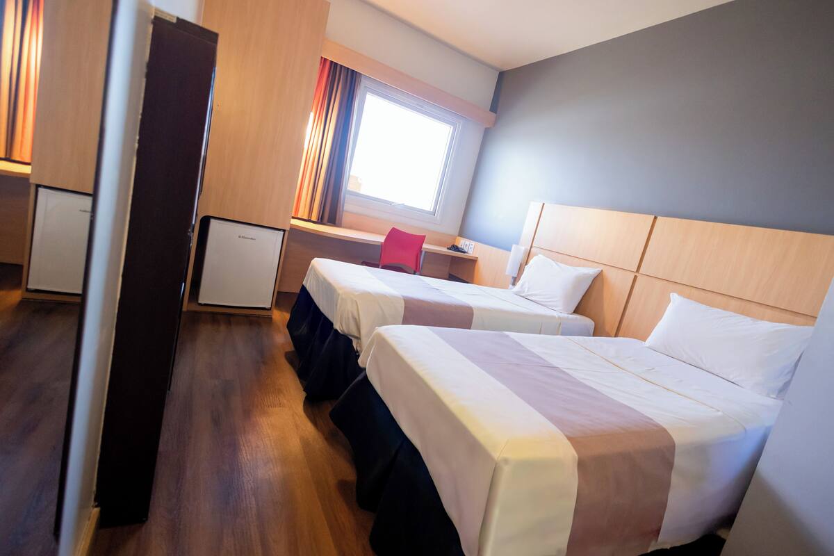 Standard Room, 2 Single Beds | Minibar, desk, soundproofing, free cots/infant beds