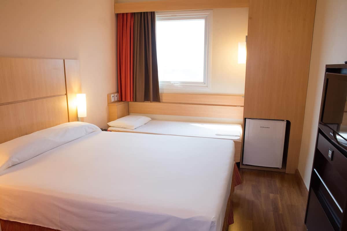 Standard Room, 1 Double Bed | Minibar, desk, soundproofing, free cots/infant beds