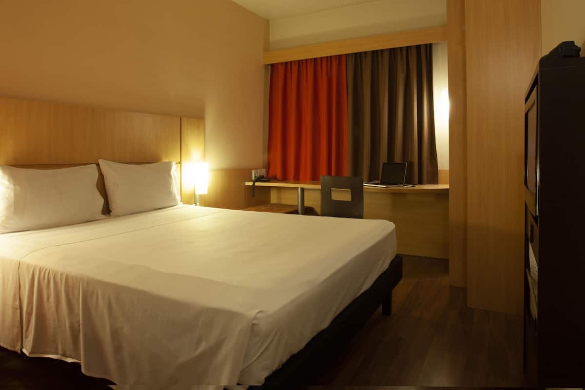 Standard Room, 1 Double Bed | Minibar, desk, soundproofing, free cots/infant beds