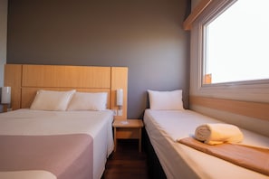 Habitación estándar, varias camas | Minibar, escritorio, sistema de insonorización y cunas gratuitas