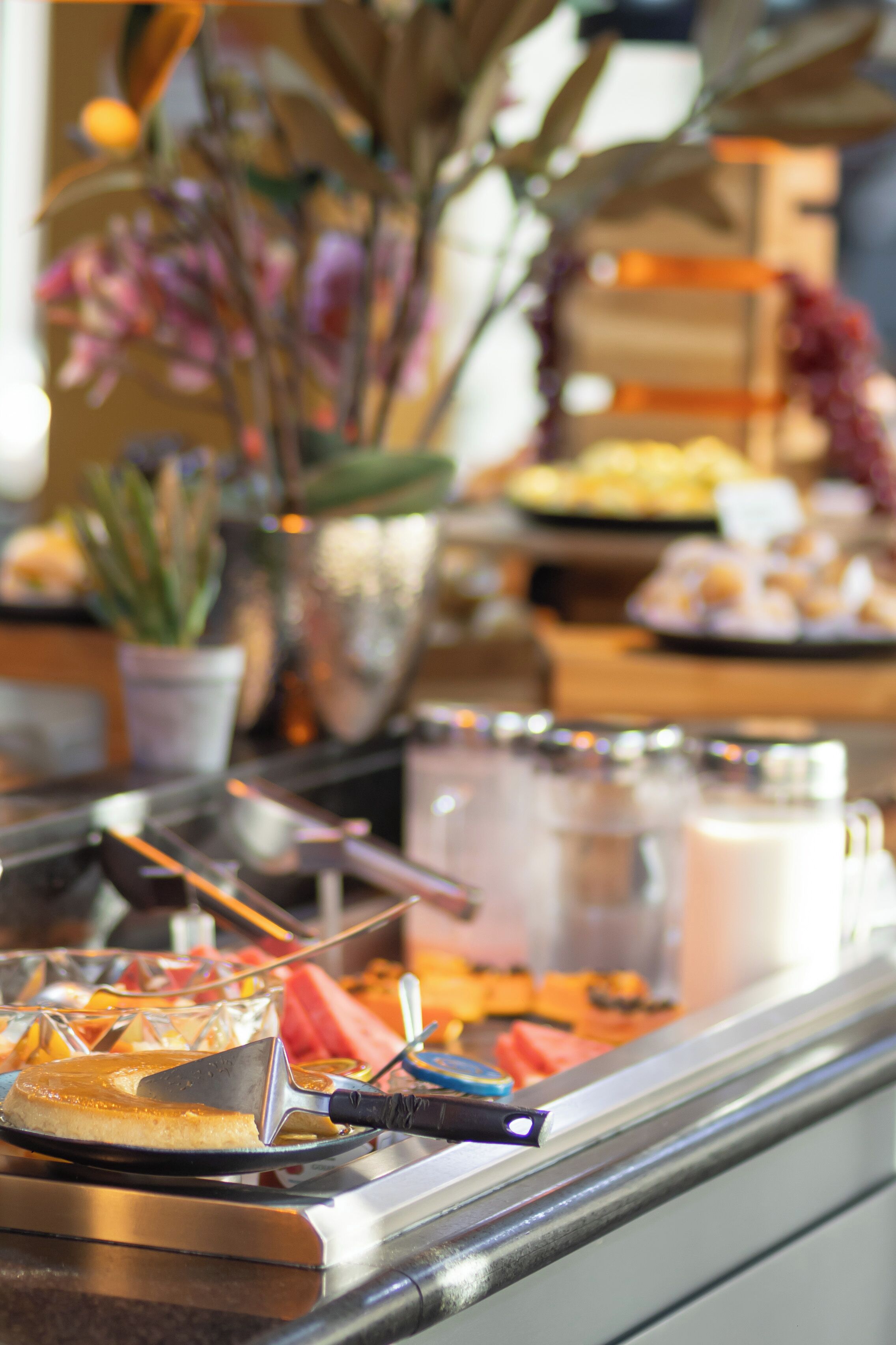 Buffet com diversos pratos e um bolo em um refrão.