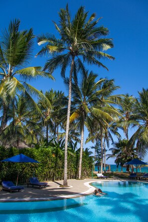 Outdoor pool, pool umbrellas, sun loungers