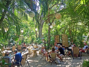 Outdoor dining - El Sano Banano Beachside Hotel (Cóbano)