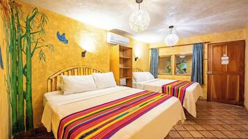Village Room - 2 Queens | Phòng cách âm, truy cập Internet không dây miễn phí, bộ trải giường