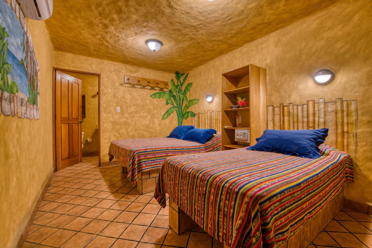 Village Room - 1 Queen, 1 Single | Geluiddichte muren, gratis wifi, beddengoed