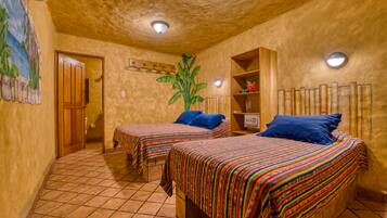 Village Room - 1 Queen, 1 Single | Chambres insonorisées, Wi-Fi gratuit, draps fournis