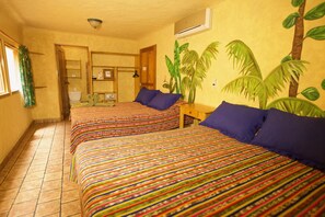 Soundproofing, free WiFi, bed sheets - El Sano Banano Beachside Hotel (Cóbano)