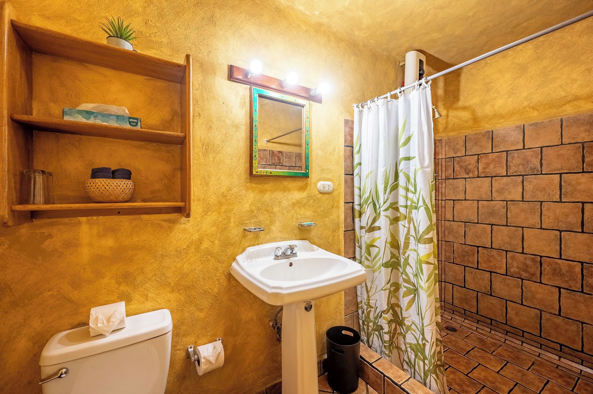 Village Room - 2 Queens | Salle de bain | Douche, serviettes fournies