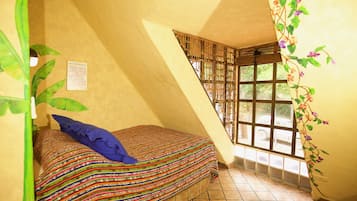 Village Room - 1 Queen, 1 Single | 隔音、免費 Wi-Fi、床單